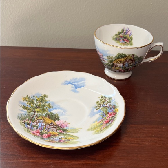 VTG Royal Vale Made in England Cottage Scene Bone China Teacup and Saucer Set - Picture 4 of 10